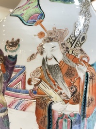 Paire de vases en porcelaine de Chine famille rose &agrave; d&eacute;cor des 'Sanxing', 19&egrave;me