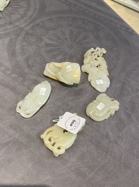 Cinq sculptures en jade blanc et c&eacute;ladon, Chine, Qing/R&eacute;publique