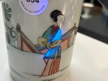 Een Chinese famille verte penselenbeker met gegraveerd metalen deksel, 'bitong', Kangxi