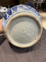 Een Chinese blauw-witte kraakporseleinen kalebasvaas, Wanli