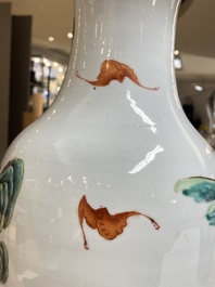 Paire de vases en porcelaine de Chine famille rose &agrave; d&eacute;cor des 'Sanxing', 19&egrave;me