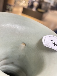 Een Chinese Longquan celadon vaas met pioenslingers, Yuan