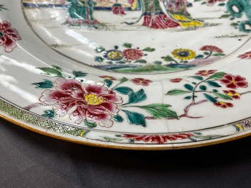 Een grote Chinese famille rose schotel, Yongzheng