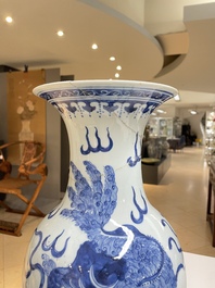 Een paar Chinese blauw-witte vazen met boeddhistische leeuwen, 19e eeuw