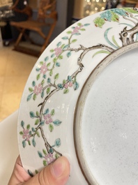 Paire de plats en porcelaine de Chine famille rose &agrave; d&eacute;cor de pies et de prunus, marque de Qianlong, R&eacute;publique