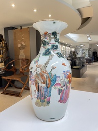Paire de vases en porcelaine de Chine famille rose &agrave; d&eacute;cor des 'Sanxing', 19&egrave;me