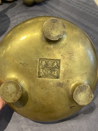 Br&ucirc;le-parfum tripode en bronze dor&eacute;, Chine, marque de Xuande, 19&egrave;me
