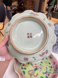 Une paire de coupes en porcelaine de Chine famille rose et un pot couvert pour le march&eacute; Straits ou Peranakan, 19&egrave;me