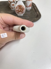 Vijf Chinese ijzerrode en doucai snuifflessen, 19/20e eeuw
