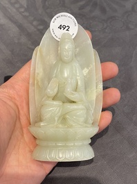 Guanyin sur tr&ocirc;ne de lotus en jade blanc sculpt&eacute;, Chine, Qing