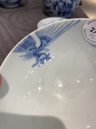 Paire de bols en porcelaine de Chine en bleu et blanc &agrave; d&eacute;cor de ph&eacute;nix, marque et &eacute;poque de Yongzheng