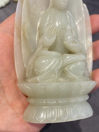 Guanyin sur tr&ocirc;ne de lotus en jade blanc sculpt&eacute;, Chine, Qing