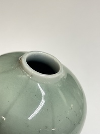 Cinq vases en porcelaine de Chine en c&eacute;ladon monochrome, Qing