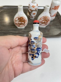 Vijf Chinese ijzerrode en doucai snuifflessen, 19/20e eeuw