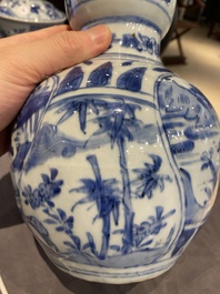 Een Chinese blauw-witte kraakporseleinen kalebasvaas, Wanli