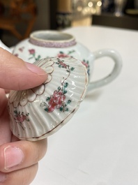 Drie Chinese famille rose theepotten met deksels, Yongzheng