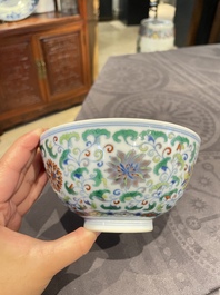 Een Chinese doucai kom met floraal decor, Yongzheng merk, 19/20e eeuw