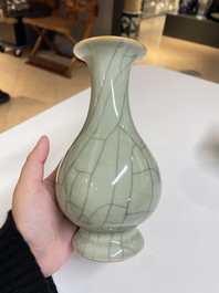 Cinq vases en porcelaine de Chine en c&eacute;ladon monochrome, Qing