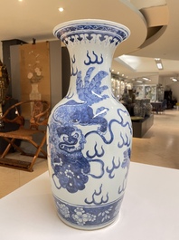 Een paar Chinese blauw-witte vazen met boeddhistische leeuwen, 19e eeuw