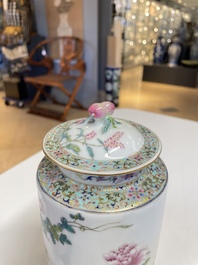 Paire de vases couverts en porcelaine de Chine famille rose &agrave; d&eacute;cor floral, marque de Jiaqing, R&eacute;publique