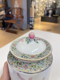 Paire de vases couverts en porcelaine de Chine famille rose &agrave; d&eacute;cor floral, marque de Jiaqing, R&eacute;publique