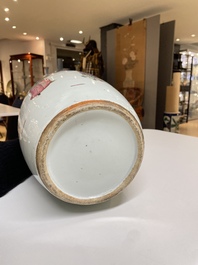 Paire de vases en porcelaine de Chine famille rose &agrave; d&eacute;cor des 'Sanxing', 19&egrave;me