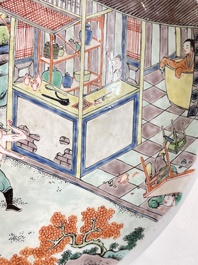 Plat en porcelaine de Chine famille verte &agrave; d&eacute;cor d'une sc&egrave;ne de boxe, probablement 19&egrave;me