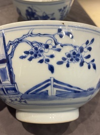 Een paar Chinese blauw-witte dekselkommen met verhalend decor, Kangxi/Yongzheng