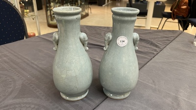 Een paar Chinese monochrome lavendelblauwe 'hu' vazen, 19e eeuw