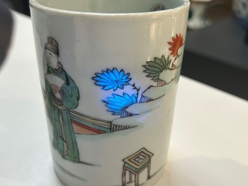 Een Chinese famille verte penselenbeker met gegraveerd metalen deksel, 'bitong', Kangxi