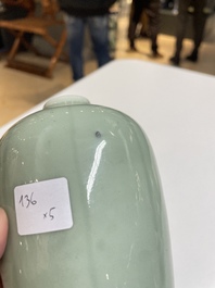 Cinq vases en porcelaine de Chine en c&eacute;ladon monochrome, Qing
