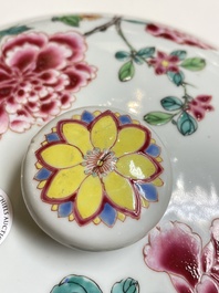 Terrine couverte en porcelaine de Chine famille rose &agrave; fin d&eacute;cor floral, Yongzeng