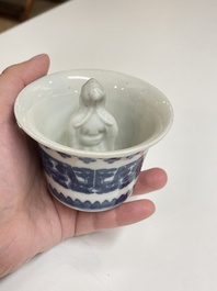 Een Chinese blauw-witte 'Hansje in de kelder' wijnkop, 'gong dao bei', 19e eeuw