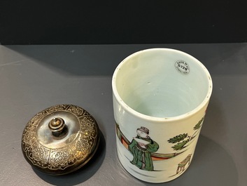 Een Chinese famille verte penselenbeker met gegraveerd metalen deksel, 'bitong', Kangxi