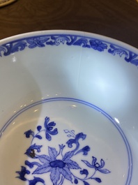 Een paar Chinese blauw-witte dekselkommen met verhalend decor, Kangxi/Yongzheng