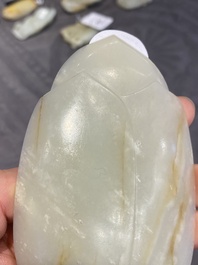 Guanyin sur tr&ocirc;ne de lotus en jade blanc sculpt&eacute;, Chine, Qing