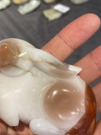 Een Chinese agaten sculptuur van een konijn, Qing