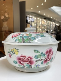 Terrine couverte en porcelaine de Chine famille rose &agrave; fin d&eacute;cor floral, Yongzeng
