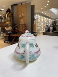 Drie Chinese famille rose theepotten met deksels, Yongzheng