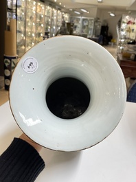 Paire de vases en porcelaine de Chine famille rose &agrave; d&eacute;cor des 'Sanxing', 19&egrave;me