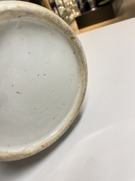 Een paar Chinese blauw-witte vazen met boeddhistische leeuwen, 19e eeuw