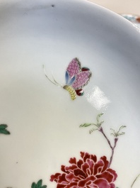A Chinese famille rose brush pot, two plates and two bowls, 19/20th C.