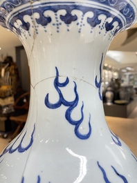 Een paar Chinese blauw-witte vazen met boeddhistische leeuwen, 19e eeuw