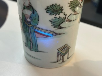 Een Chinese famille verte penselenbeker met gegraveerd metalen deksel, 'bitong', Kangxi
