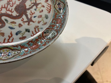 Een grote Chinese blauw-witte kom met lotusslingers en drie diverse famille rose borden, 19/20e eeuw
