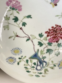 A Chinese famille rose brush pot, two plates and two bowls, 19/20th C.