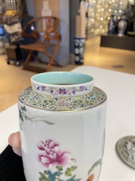 Paire de vases couverts en porcelaine de Chine famille rose &agrave; d&eacute;cor floral, marque de Jiaqing, R&eacute;publique