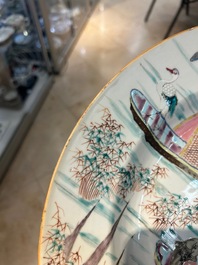 Plat en porcelaine de Chine famille rose &agrave; d&eacute;cor de p&ecirc;cheurs dans un sampan, Yongzheng/Qianlong