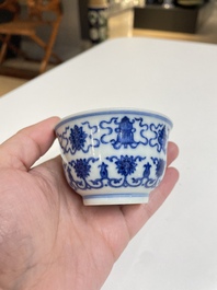 Een diverse collectie blauw-wit Chinees porselein, 19/20e eeuw