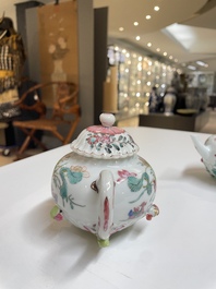Drie Chinese famille rose theepotten met deksels, Yongzheng
